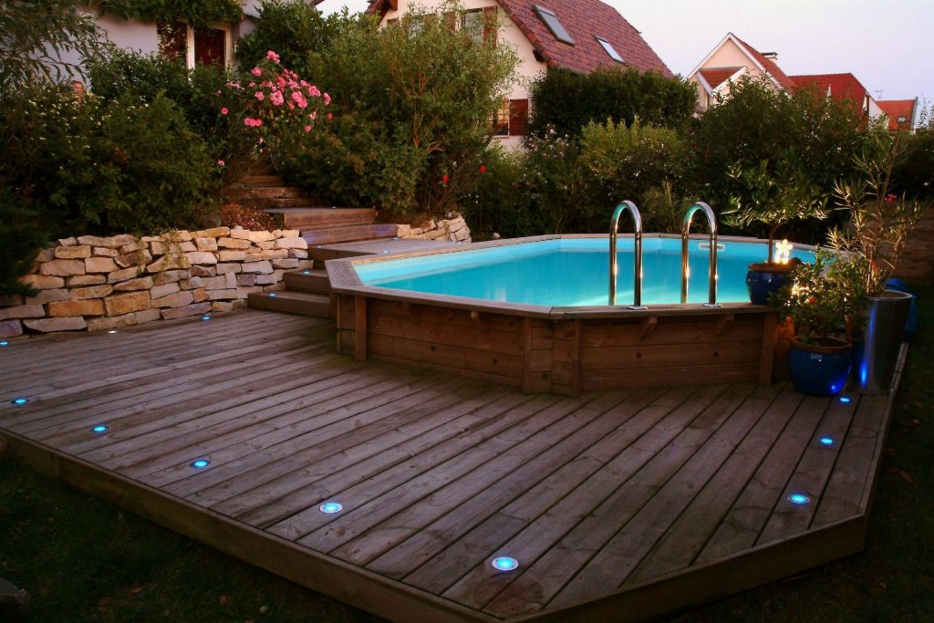 Professional Pool Deck Cleaning Services in Florida